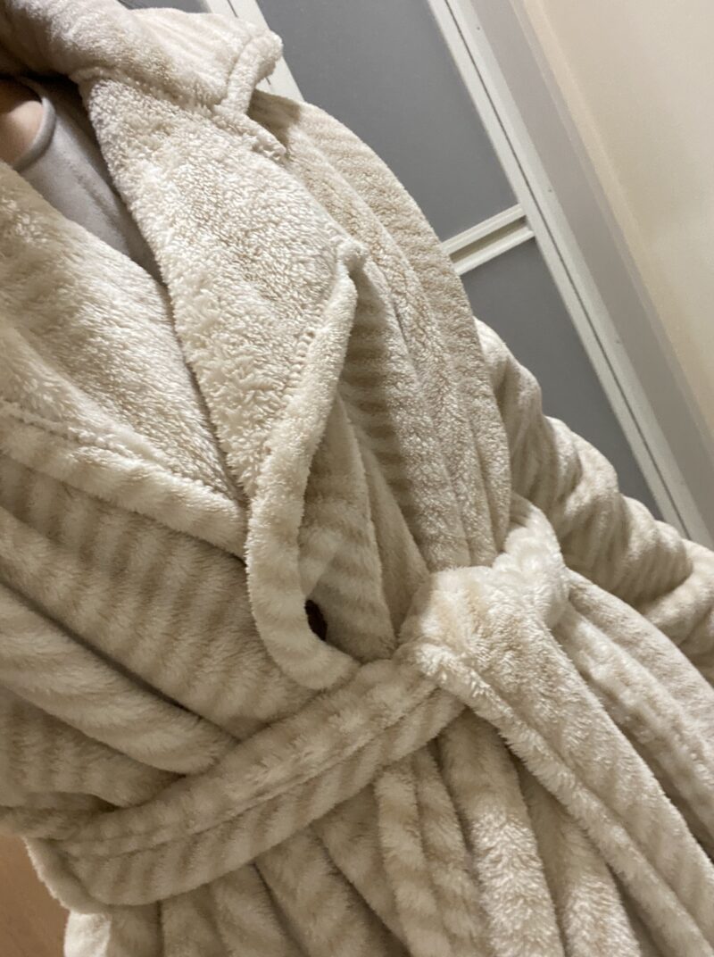  【LOWYA】着る毛布GROONY正面からの写真